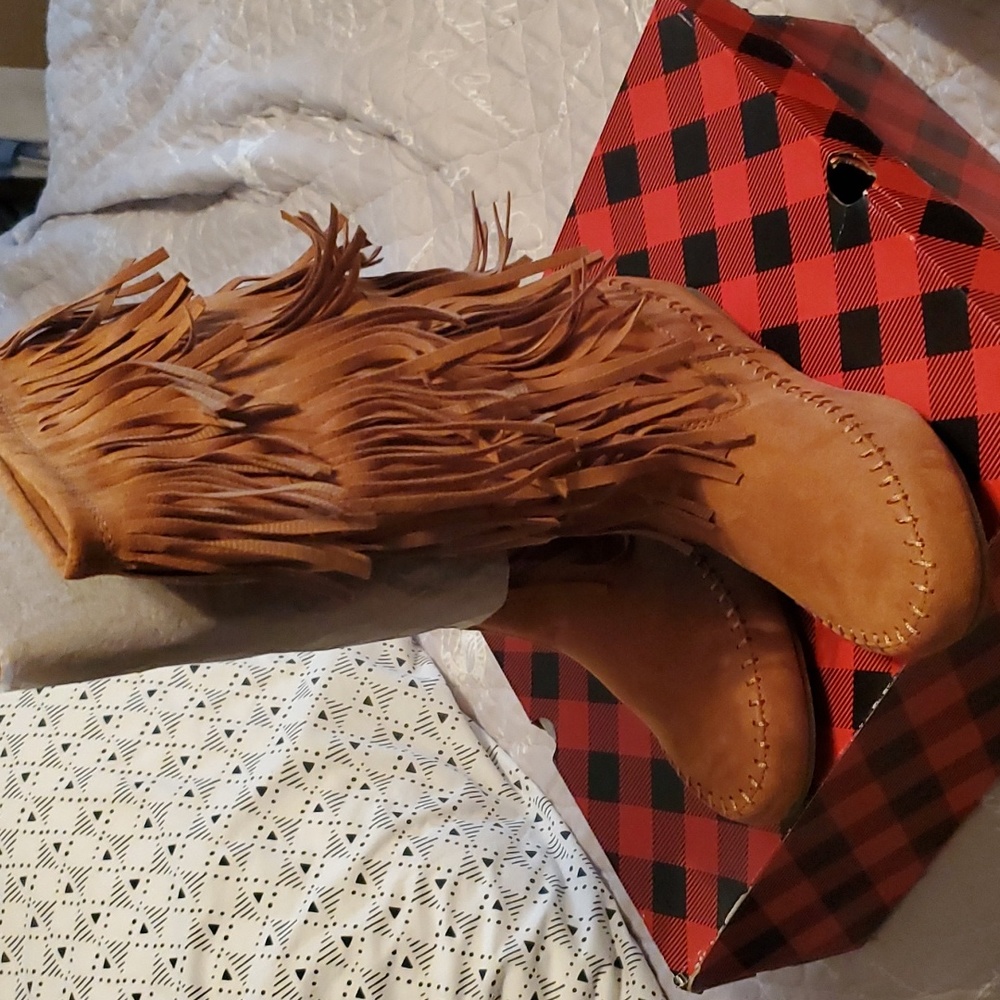Fringe boot